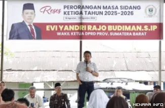 Wakil Ketua DPRD Sumatera Barat, Evi Yandri Rajo Budiman berdialog dengan siswa dan guru SMAN 17 Padang di Kelurahan Air Pacah dalam agenda reses perorangan, Kamis. (humas)
