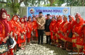 Wali Kota Padang Fadly Amran Bersama Ketua LKAAM Sumbar Fauzi Bahar, Saat Menghadiri Kegiatan Memasak Rendang Untuk Bantuan Kepada Korban Bencana Gempa di NTT, Senin (17/802026)