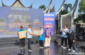 Kepala Bapenda Sumbar Al Amin Menyerahkan Hadiah Hiburan Kepada Pemenang Gebyar Pajak Kota Padang 2026, Minggu (30/8/2026)
