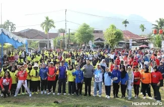 Wali Kota Padang Fadly Amran Saat Menghadiri Kegiatan Senam Massal Bersama Warga Padang Selatan, Minggu (30/8/2026)
