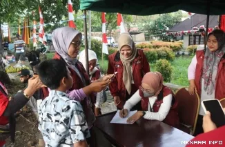 Petugas Dinas Sosial Kota Padang Melayani Pendaftaran Perlinsos Bagi warga Saat CFD, Minggu (16/8/2026)