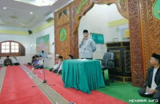 Gubernur Sumatera Barat, Mahyeldi membuka dan memberikan arahan kepada peserta lomba Khutbah Jumat dan Adzan di Masjid Istighfar Parak Gadang, Sabtu. (humas)