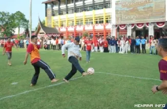Gubernur Sumbar, Mahyeldi beserta jajaran, mengikuti kegiatan sepakbola ria di halaman kantor gubernur, dalam rangka memeriahkan Hari Ulang Tahun (HUT) ke-81 Kemerdekaan Republik Indonesia, Rabu. (humas)
