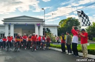 Gubernur Sumatera Barat, Mahyeldi mengibaskan bendera start saat melepas peserta Merdeka Ride 81 Km di Halaman Istana Gubernur, Sabtu (15/8/2026). (humas)