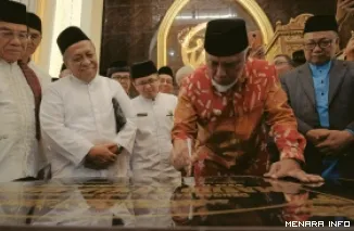 Gubernur Sumatera Barat, Mahyeldi menandatangani prasasti peresmian Masjid Ahmad Karim yang di saksikan oleh Kepala SMKN 1 beserta Alumni, di SMKN 1 Bukittingi, Jumat. (humas)