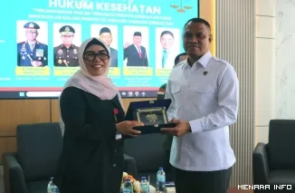 Direktur RSUD dr. Rasidin Kota Padang, dr. Lismawati Bersama Kasubdit I Indag Ditreskrimsus Polda Sumbar Donatus Kono Seusai Kegiatan Seminar Kesehatan dan Hukum yang digelar di Aula RSUD dr. Rasidin, Kamis (27/8/2026).