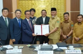 Gubernur Sumatera Barat, Mahyeldi saat menyerahkan balasan Letter of Intent (LOI) pada Shin Chang Aun, Chairman KARC, di Ruang Rapat Istana Gubernuran , Selasa (11/8/2026). (humas)