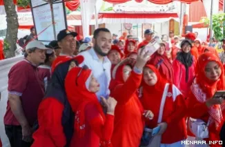 Wali Kota Padang Fadly Amran Berswafoto Dengan Masyarakat Seusai Kegiatan Jalan Santai di Kelurahan Kubu Dalam Parak Karakah Kecamatan Padang Timur, Minggu (23/8/2026)