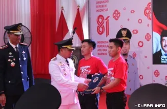 Wali Kota Parepare Tasming Hamid Didampingi Ka Lapas Kelas IIA Parepare Marten Menyerahkan Remisi Kepada Warga Binaan Dalam Rangka Peringatan HUT RI ke-81, Senin (17/8/2026)