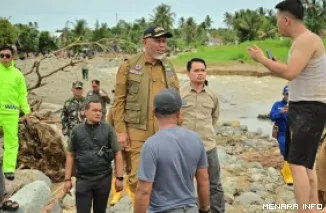 Gubernur Sumbar, Mahyeldi berdialog dengan warga Guo di bantaran sungai Batang Kuranji yang dilanda banjir bandang sehari sebelumnya. (humas)