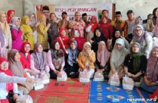 Ketua DPRD Sumbar, Muhidi foto bersama dengan warga Perumahan Mega Permai I RT 03/RW 12, Kelurahan Padang Sarai, usai kegiatan reses perorangan masa sidang I Tahun 2026/2027, Selasa. (humas)