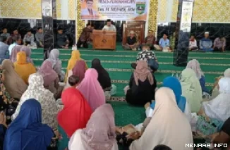 Ketua DPRD Sumatera Barat, Muhidi foto bersama dengan jemaah Masjid Ar Raudah di Kelurahan Alai Parak Kopi, Kecamatan Padang Utara, dalam agenda reses perorangan, Kamis. (humas)