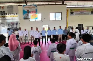 Ketua Umum Pengkot TI Padang, Mursalim berikan arahan pada taekwondoin yang akan mengikuti Ujian Kenaikan Tingkat (UKT) Geup 2 (sabuk merah) di GOR H Agus Salim Padang, Ahad. (humas)