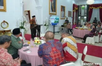 Gubernur Sumatera Barat, Mahyeldi berikan sambutan pada jamuan makan malam Ketua Umum DPP IKAL-Lemhannas, Purnomo Yusgiantoro beserta rombongan, di Istana Gubernuran, Jumat. (humas)