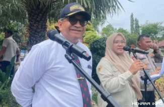 Kepala Biro Umum Sekretariat Daerah (Kabiro Umum) Provinsi Sumbar, Andree Harmadi Algamar meninjau gladi pertama pelaskanaan pengibaran bendera merah putih, di halaman kantor gubernur, Jumat pagi. (humas).