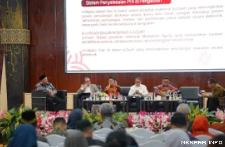 Menteri Ketenagakerjaan, Yassierli bersama narasumber lainnya, pada Konferensi Nasional Hukum Ketenagakerjaan yang digelar Fakultas Hukum Unand bersama BPJS Ketenagakerjaan di Kampus Unand Limau Manis, Kamis. (humas)