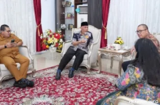 Gubernur Sumbar, Mahyeldi didampingi sejumlah staf, menerima kunjungan Direktur Jenderal Asia Pasifik dan Afrika Kementerian Luar Negeri RI, Santo Darmosumarto, di Istana Gubernuran, Senin (10/8/2026). (humas)