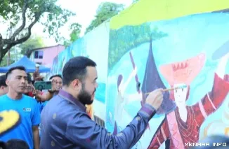 Wali Kota Padang Fadly Amran Turut Mencoba Membuat Lukisan Mural, Sabtu (29/8/2026)