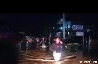 Proses Evakuasi Warga Korban Banjir di Kelurahan Aia Pacah (*)