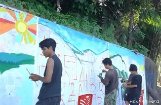 Para Seniman Sedang Menumpahkan Kreasinya Pada Lomba Mural yang Diadakan Kecamatan Padang Selatan (*)