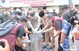 Gubernur Sumatera Barat, Mahyeldi beserta jajaran Forkopimda lakukan pemusnahan Narkoba usai Konferensi Pers Pengungkapan Kasus Narkotika dan Pemusnahan Barang Bukti di Halaman Mapolda Sumatera Barat, Selasa. (humas)