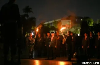 Gubernur Sumatera Barat, Mahyeldi pimpin Apel Kehormatan dan Renungan Suci di Taman Makam Pahlawan Kusuma Negara Lolong Padang, Senin dinihari. (humas)
