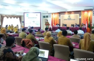 Gubernur Sumbar, Mahyeldi berikan arahan pada pelatihan Debt Management Unit (DMU) di Aula Kantor Bappeda Sumbar, Senin. (humas)