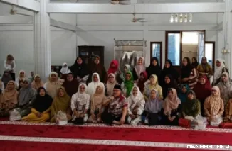 Ketua DPRD Sumatera Barat, Muhidi foto bersama dengan warga RW 1 Kelurahan Jati pada agenda reses di Masjid An Nur Jati Rawang, Kelurahan Jati, Rabu. (humas)