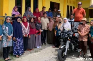 Anggota DPRD Sumatera Barat, Muhammad Yasin serahkan 1 unit becak motor (Betor) untuk Kelompok Tani Naga Intan di Korong Pondok Kayu, Nagari Batu Kalang Utara, Kecamatan Padang Sago, Kamis. (humas)