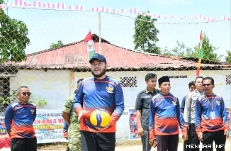 Wali Kota Padang Fadly Amran Membuka Kejuaraan Bola Voli Antar Kelurahan se-Kecamatan Koto Tangah di Lapangan Bola Voli Jalan Heller RW 08, Kelurahan Dadok Tunggul Hitam, Senin (17/8/2026)