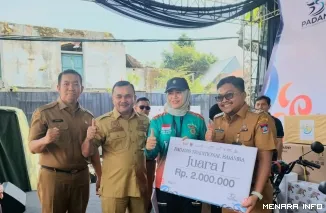 Sekretaris Daerah Kota Padang Raju Minropa Didampingi Kepala dan Sekretaris Dinas dan Koperasi dan UMKM Menyerahkan Secara Simbolis Hadiah Padang Bajamba Kepada Camat Padang Barat, Senin (10/8/2026)