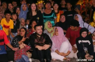 Wali Kota Padang Fadly Amran Membaur Dengan Masyarakat Saat Menyaksikan Kegiatan Padang Harmoni Festival (*)
