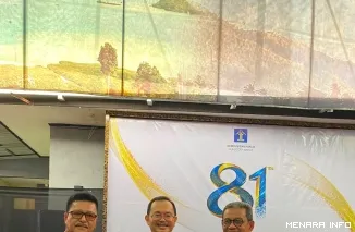 Asisten I Setdako Padang Tarmizi Ismail (Kanan) Mewakili Wali Kota Padang Menerima Penghargaan JDIHN (*)