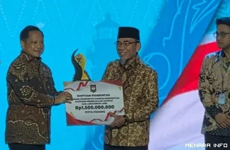 Wakil Wali Kota Padang Maigus Nasir Menerima Penghargaan dalam ajang Apresiasi Pemerintah Daerah Berprestasi Tahun 2026 Batch II Regional Sumatera untuk kategori Pengelolaan Sampah dan Lingkungan Asri, Rabu (12/8/2026)