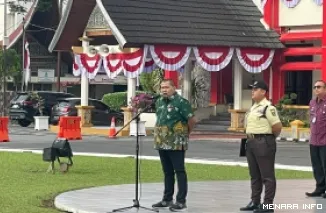 Asisten Administrasi Umum Setda Provinsi Sumbar, Medi Iswandi saat menyampaikan imbauan Gubernur pada ASN untuk berdonasi bagi korban terdampak bencana gempa di NTT saat memimpin apel pagi, Kamis. (humas)