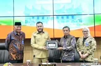 Wali Kota Padang Fadly Amran Bersama Direktur Utama BTN Nixon L.P. Napitupulu Seusai Penandatanganan PKS, Senin (10/8/2026)