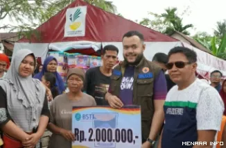 Wali kota Padang Fadly Amran Menyerahkan Bantuan Untuk Korban Banjir di Padang (*)