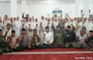 Wali Kota Padang Fadly Amran Saat Menghadiri Kegiatan Tabligh Akbar Dalam Rangka Peringatan Maulid Nabi Muhammad SAW di Masjid Istiqlal Binuang, Kelurahan Binuang Kampung Dalam, Kecamatan Pauh, Jumat (28/8/2026).