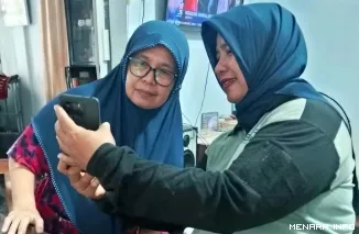 Petugas Perlinsos Kecamatan Lubuk Begalung Padang, Sedang Membantu Warga Melakukan Pendaftaran, Minggu (30/8/2026)