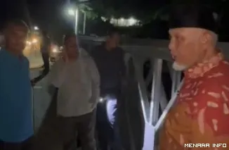 Gubernur Sumbar, Mahyeldi berdialog dengan warga terdampak banjir di Kota Padang, Senin malam. (humas)