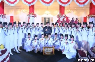 Gubernur Sumbar, Mahyeldi foto bersama dengan personel Paskibraka tingkat provinsi di Halaman Istana Gubernur Sumatera Barat, Senin malam. (humas)