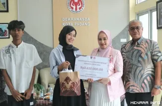Ketua Dekranasda Kota Padang, dr. Dian Puspita Fadly Amran Didampingi Kadisnakerin Ferry Erviyan Rinaldy Menyerahkan Bantuan Uang Transportasi Kepada Perwakilan Peserta Pelatihan Membatik(*)