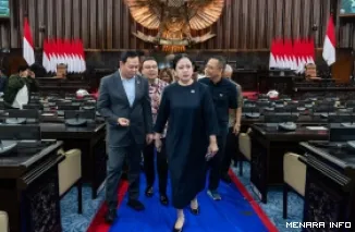 Ketua DPR RI, Puan Maharani dan jajaran pimpinan lainnya, memeriksa ruang rapat utama DPR RI jelang pelaksanaan sidang paripurna istimewa, Kamis. (humas)