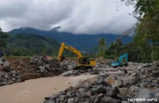 Sejumlah Alat Berat Milik Dinas PUPR Kota Padang Diturunkan Memperbaiki Tanggul yang Jebol Pasca Banjir yang Melanda Kota Padang Beberapa Waktu Lalu (*)