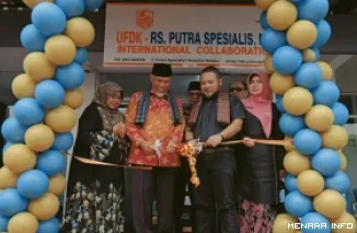 Gubernur Sumatera Barat, Mahyeldi didampingi CEO Putra Hospital Melaka Encik Mohd Zahiruddin (kanan) pemotongan pita tanda peresmian kantor kaloborasi medis Putra Hospital Melaka dan Universitas Fort De Kock di Bukittinggi, Jumat. (humas)