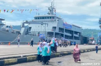 Para Pelajar Terlihat Antusias Mengunjungi KRI Teluk Kendari 518 yang Bersandar di Teluk Bayur Dalam Rangka Memeriahkan HJK Padang ke-357(,)