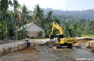 Alat Berat Milik Dinas PUPR Kota Padang Sedang Melakukan Normalisasi Sungai Pasca Banjir Bandang Beberapa Waktu Lalu(*)