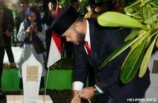 Wali Kota Padang Fadly Amran Melakukan Tabur Bunga Saat Momen Renungan Suci Memperingati HUT RI ke-81, Senin (17/8/2026)
