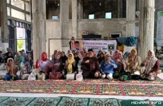 Ketua DPRD Sumatera Barat, Muhidi saat memanfaatkan masa reses di Mushala Darussalam, Kelurahan Lubuk Minturun, Selasa. (humas)
