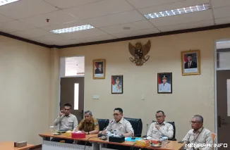 Kepala Bapenda Sumbar Al Amin (Tengah)